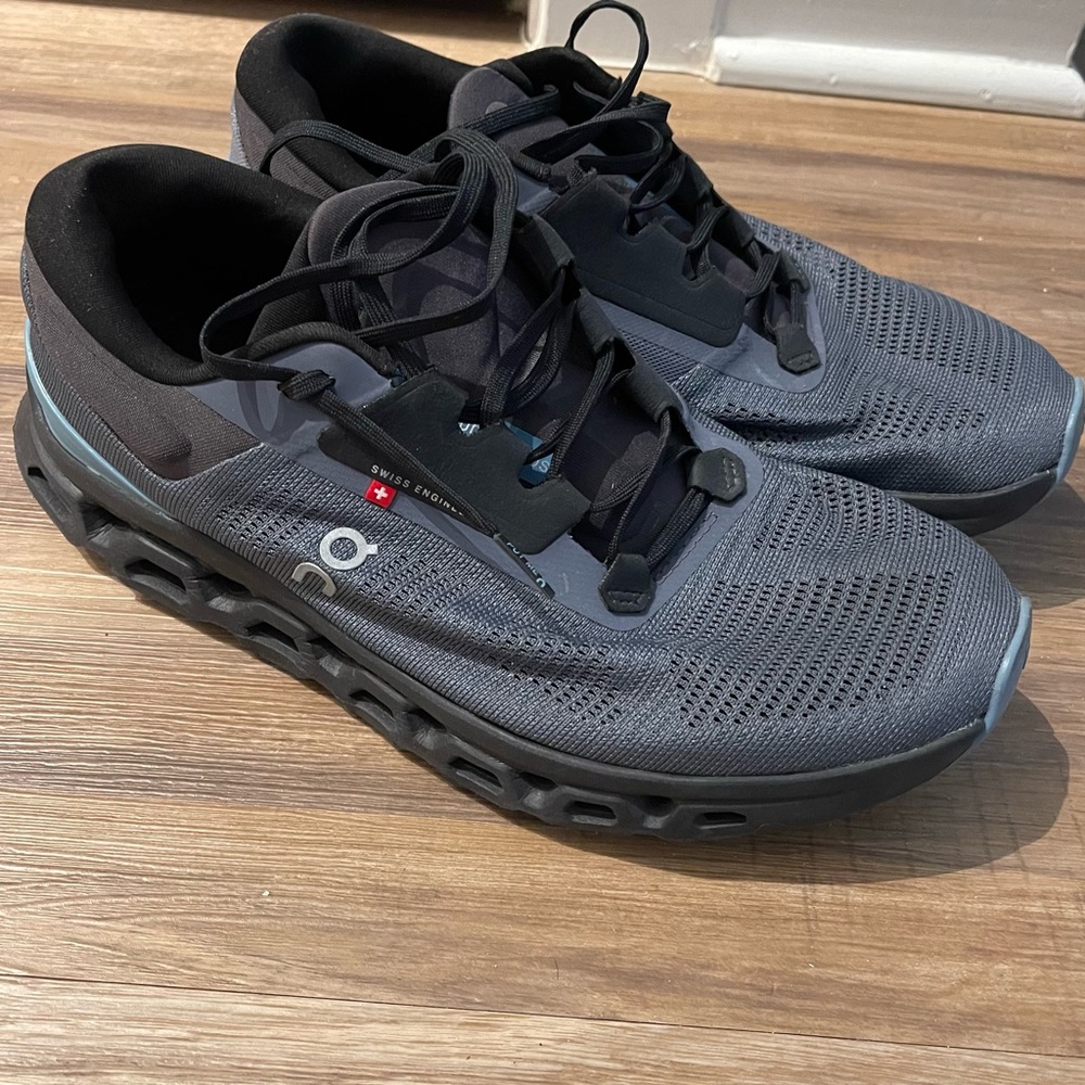 On CloudStratus 3 road running Shoes